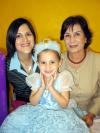 Niña Andrea Arzate Campos con su mamá Alma Campos de Arzate  y su abuelita Alma Rosa Escobedo de Campos en su cuarto aniversario de vida.