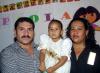  12 de noviembre 2003  
Elías Gómez Medrano y Cecilia Hinojosa Ruelas con su hija Paola Daniela Gómez Hinojosa en una fiesta que le ofrecieron por su cumpleraños.