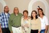 Juan José Sotelo y Mayela de Sotelo acompañados de sus hijos Christian, María y Brenda en la fiesta que les organizaron por su 26 aniversario de boda