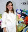 Elda Teresa Moreno Ortuño recibió un gran número de felicitaciones en la fiesta de regalos  que le ofrecieron por la próxima llegada de su bebé.