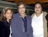 Edna Salcedo de Carlos viajó a Los Ángeles y fue despedida por Yessica Mata y Mayra Carlos.