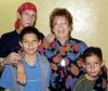 Carolina Jover celebró su cumpleaños con una fiesta que le ofrecieron sus hijos. La acompañan  en la fotografía sus nietos.