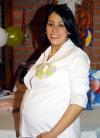 Gloria Verónica Sifuentes de Albarrán captada en la fiesta de regalos que le organizaron por el próximo nacimiento de su bebé.