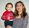 Karla Inés Rangel Domínguez junto a su hijo Israel Alejandro Rivas Rangel en un convivio infantil celebrado recientemente.