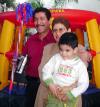 Niño Irving Castillo Villegas, celebró el pasado nueve de noviembre su cumpleaños con una divertida fiesta infantil organizada por sus padres quienes lo acompañan.