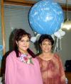 Griselda Robles Espino acompañada de su mamá la señora María Cristina Espino de Robles en la fiesta de regalos que le organizó por el próximo nacimiento de su bebé.