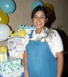 Isis Gabriela Morado de Ibáñez fue felicitada en la fiesta de canastilla que se le organizó por el próximo nacimiento de su bebé.
