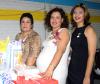  23 de noviembre   

Una fiesta de canastilla se ofreció en honor de Verónica Barba Hernández quien aparece junto a las organizadoras, Isabel Hernández y Rocío Rodriguez.