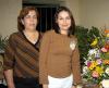 Karina Mendoza Martínez acompañada de la señora Gloria Cano Chavarría organizadora de su despedida de soltera