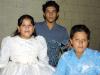 La pequeña Lourdes Bibiana captadas co sus hermanos Ricardo Joaquín y Carlos David Sosa Carrillo, en la fiesta de cumpleaños que l e ofrecieron recientemente.