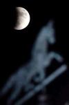 El siguiente eclipse lunar tendrá lugar el 5 de mayo del 2004, año en el que se producirá un segundo eclipse el 28 de octubre.

Foto: Calais, Vt.