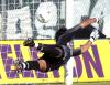 Sabedor de que las esperanzas de clasificar renacieron con la caída del América, Santos Laguna estuvo encima de la meta defendida por Erubey Cabuto, pero se topó con una bien plantada defensiva queretana que rompió todo lo que le llegó.