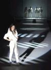 Una modelo presenta un diseño de suéter y minifalda hechos de casimir, durante el concurso de ropa de casimir, él cual fue parte de las exhibiciones de la Semana de la Moda en Beijing.