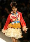 Una modelo muestra las últimas creaciones del diseñador chino Zhang Yi Chao durante la Semana de la Moda de Beijing.