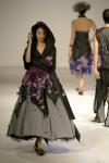 Una modelo desfila con una creación de uno de los diseñadores que participaron en el concurso de jóvenes creadores en el mundo de la moda.
