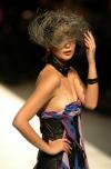 Una modelo desfila durante uno de los concursos de jóvenes creadores durante la Semana de la Moda en Beijing.