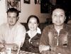 Enrique, Laura  e Isaac captados en un restaurante de la localidad.