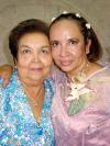 La señora Guadalupe de Aguilera acompañó a su hija Cecilia Aguilera en el festejo que le ofrecieron por su onomástico.