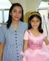 Ana Gabriela Yee Castro acompañada de su mamá Gabriela Castro de Yee en el festejo infantil que le organizó por sus seis años de vida.