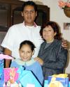 La pequeña Alejandra acompañada de sus papás Rubén Chacón y Socorro Reyes en la fiesta que le organizaron por su cumpleaños.