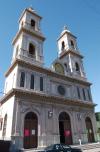 Fue al poniente de la naciente ciudad de Torreón donde se construyó ésta, diseñada al estilo basilical, con tres naves.