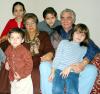 Fernando Aguado acompañado por su esposa y nietos en el festejo que le organizaron con motivo de su 70 aniversario de vida.