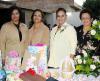 Mayela Ramírez de Vélez acompañada de las organizadoras de su fiesta de canastilla, las señoras Teresa Ramírez, Lupita de Manzanera y Lucy de Pizado.