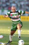 A unas horas del arranque del partido de vuelta de cuartos de final del Campeonato Apertura 2003 frente a los Potros de Hierro, la exigente y fiel afición del cuadro santista se hizo presente en los alrededores del inmueble.


Desde la plaza de armas, ubicada en el centro de Torreón, hasta el boulevard Miguel Alemán, que conecta Gómez Palacio, municipio de Durango, con esta entidad, desfilaron muchos autos que orgullosos portaban la bandera verdiblanca del cuadro lagunero.

A pesar de los goles de desventaja con el que llegaron al segundo encuentro después de caer 1-3 en el duelo de ida, la gente aseguró que se habían levantado de situaciones peores en anteriores ocasiones.