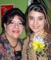 Laura Dafne Carrillo Ramos con su mamá Laura Elena Ramos de Carrillo en su fiesta de despedida.