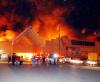 En menos de dos horas la tienda quedó reducida a escombros.
El incendio se reportó cuando personal de la tienda todavía laboraba y sin que hasta el momento se hayan establecido las causas del siniestro.