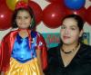 Karla Cecilia Valderrama Tinajero acompañada de su mamá Mónica Tinajero de Valderrama en la fiesta infantil que le preparó por su cuarto cumpleaños