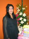 Amelia Flores de Uribe en la fiesta de regalos que le ofrecieron en reciente fecha, en la que recibió numerosas felicitaciones.