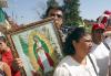 Incensarios, músicos y ofrendas a la Virgen se entremezclan con los peregrinos que han ido llegando en las últimas horas desde varios puntos de la República a pie, en camión o bicicleta.