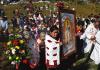 Según la tradición católica, en 1531 la Virgen pidió a Juan Diego que llevara al obispo fray Juan de Zumárraga el mensaje de que se le construyera un templo en ese lugar, el cerro del Tepeyac.