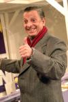 El comediante Sergio Corona muestra su donativo.