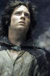 Mientras tanto, Frodo y Sam continúan su camino hacia Mordor, a la espera de que Sauron no repare en que dos pequeños Hobbits se acercan cada día más al final de su camino, el Monte del Destino.