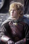 El trono de Gondor ha estado vacío por años, esperando por su rey. Sin gobernantes, Gondor es débil y está en declive.