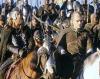 En la segunda, 'El señor de los anillos: Las dos torres', la comunidad se ha dividido, y la guerra se gesta entre las fuerzas del bien, lideradas por Gandalf y un ejército de orcos sedientos de sangre comandados por Saruman, otro mago, superior en jerarquía a Gandalf, pero quien se inclinó a respaldar a Sauron.