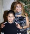 Lucía Morales de  Ramos junto a su pequeño hijo Rogelio Ramos el día de su cumpleaños.