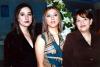 Laura Navejas en su despedida de soltera acompañada por su hermana Beatriz Navejas de Riveara y su cuñada Silvia de Navejas.