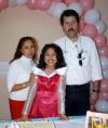 Ana Cecy Rivera Cruz acompañada de sus papás Norma de Rivera y Fernando Rivera en la fiesta que le organizaron por su segundo aniversario.
