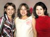 Verónica Villalobos de Guzmán acompañada de sus cuñadas Cristina y Katy de Villalobos en la fiesta de canastilla que le ofrecieron.