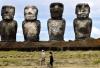 Los moai, inmensas moles de piedra volcánica o 'toba' talladas hace entre 400 y 1.300 años, que compiten por ser incluídos entre 'las siete nuevas maravillas del mundo' por los internautas, miden en promedio cuatro a seis metros y pesan sobre las 80 toneladas cada uno.