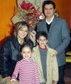 Hugo Núñez y Alejandra de Núñez con sus hijos Hugo Alexi y Elexa Núñez Ruiz, en una reunión familiar celebrada con motivo de la Navidad.