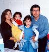 La pequeña Daniela Rodríguez Téllez acompañada por sus papás y por sus hermanos en el convivio infantil que le prepararon con motivo de su cumpleaños.