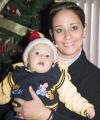 Claudia Esparza de Contreras con su pequeño hijo Walter Contreras en un festejo navideño.