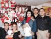 La señora Bertha de Garza con sus hijos Raúl Alejandro, Pablo Césary Bety y su novio quienes se prepararon para recibir la navidad.