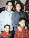 Luis E. Téllez Camacho y Cecy Aguilera de Téllez con sus hijos Eduardo y Alejandro en pasado convivio social.