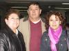 José Santacruz, Laura Santacurz y la niña Kate regresaron a Tampico luego de disfrutar de la Navidad en Torreón; los despidió Ileana Santacruz