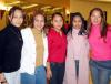 Karla Gómez, Dámaris Espinoza, Jennifer Castillo, Alicia Alba y Jazmín Carrasco en un centro comercial.